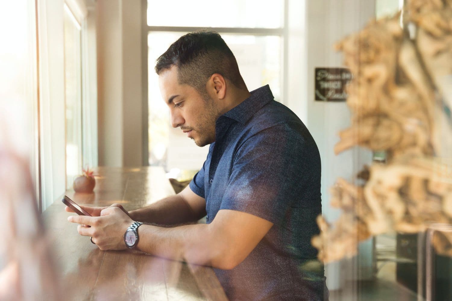 Personne en polo utilisant un smartphone