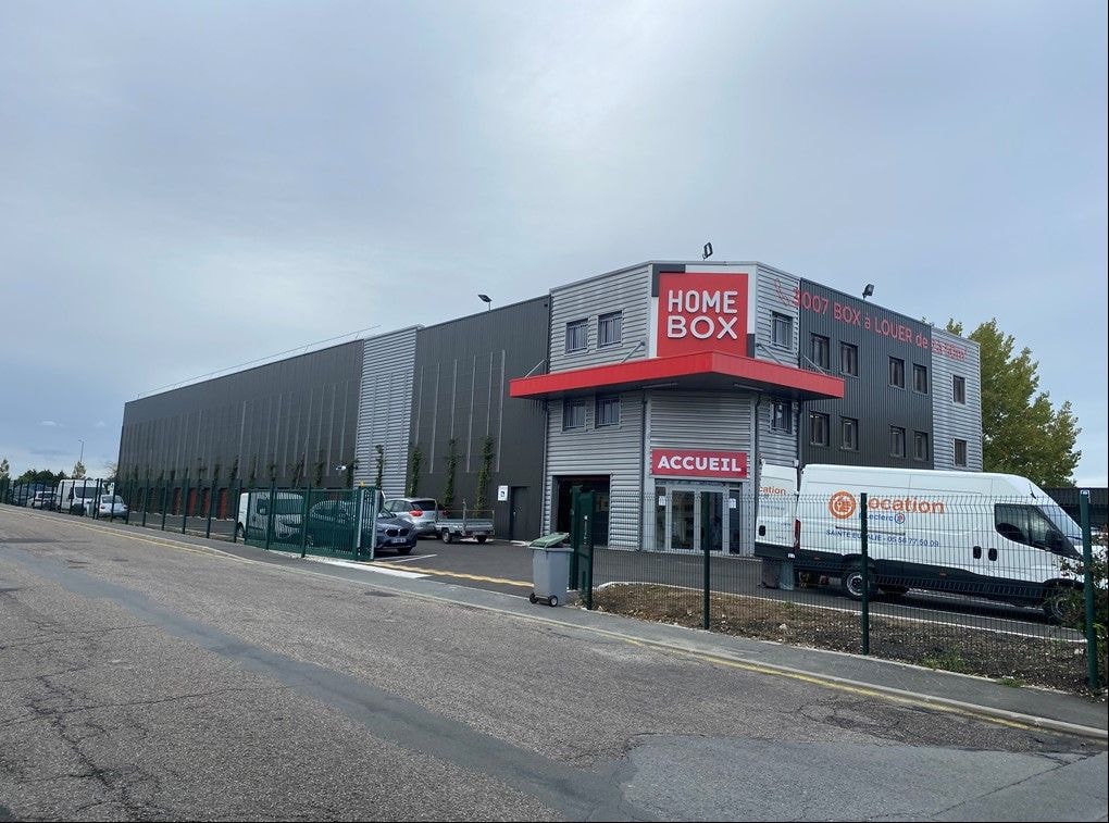 Façade noire avec enseigne et accueil illuminé, camion de location stationné devant, HOMEBOX Libourne, 5 Rue Jean Baptiste Souffrain à Libourne
