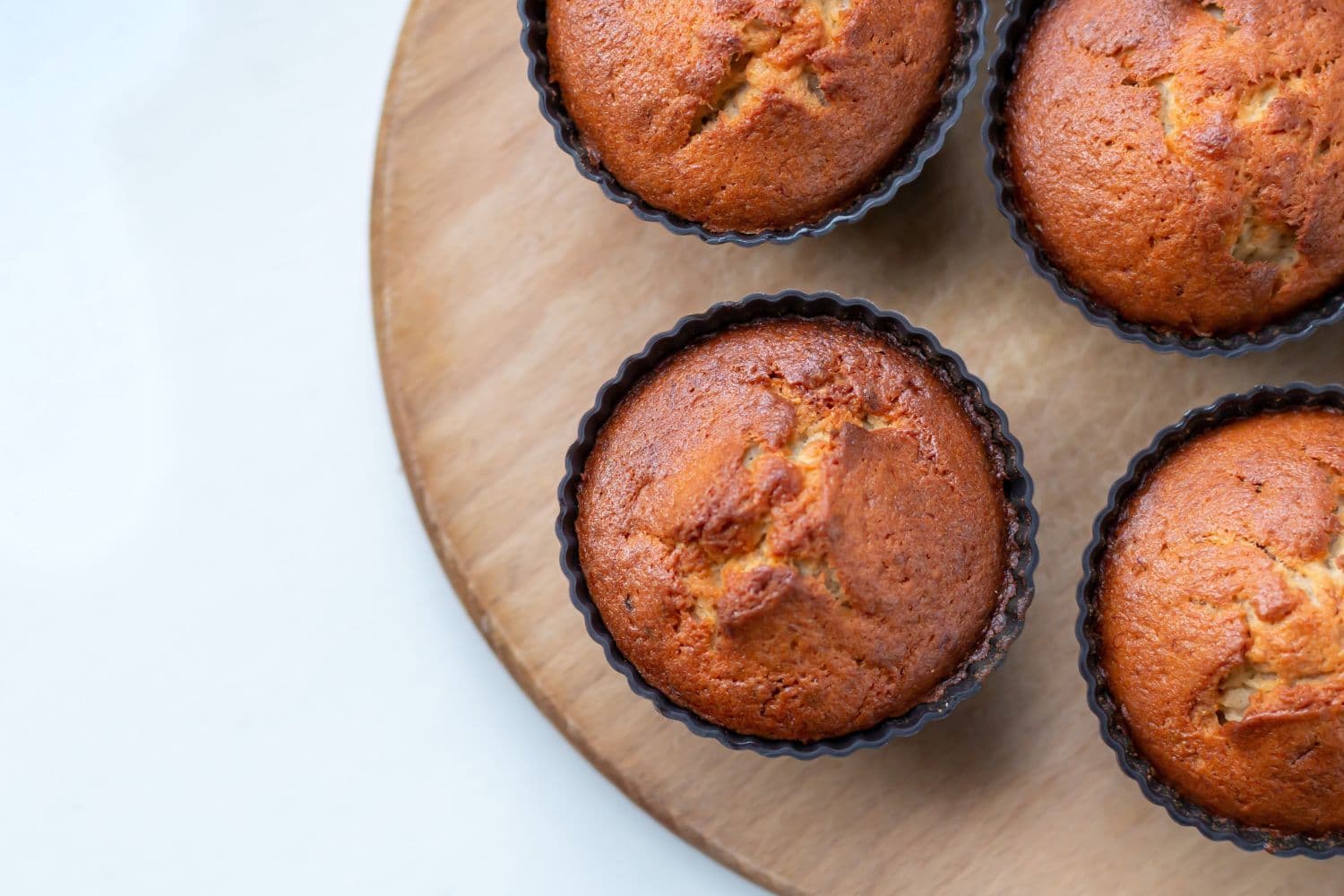 Muffins individuels dans des moules en vue du dessus