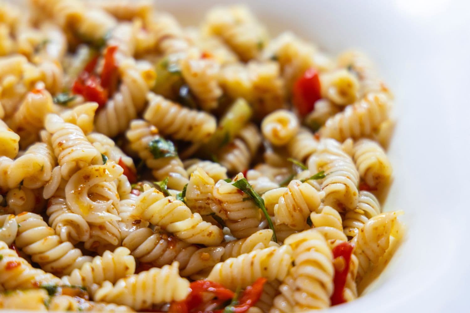 Salade de pâtes aux tomates et basilic