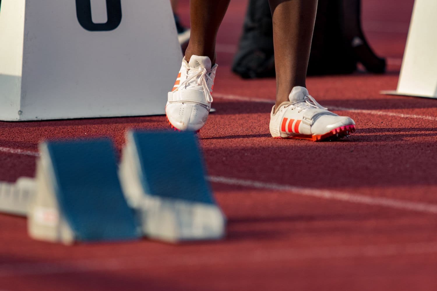 Gros plan sur le bas des jambes d’une personne dans des starting blocks