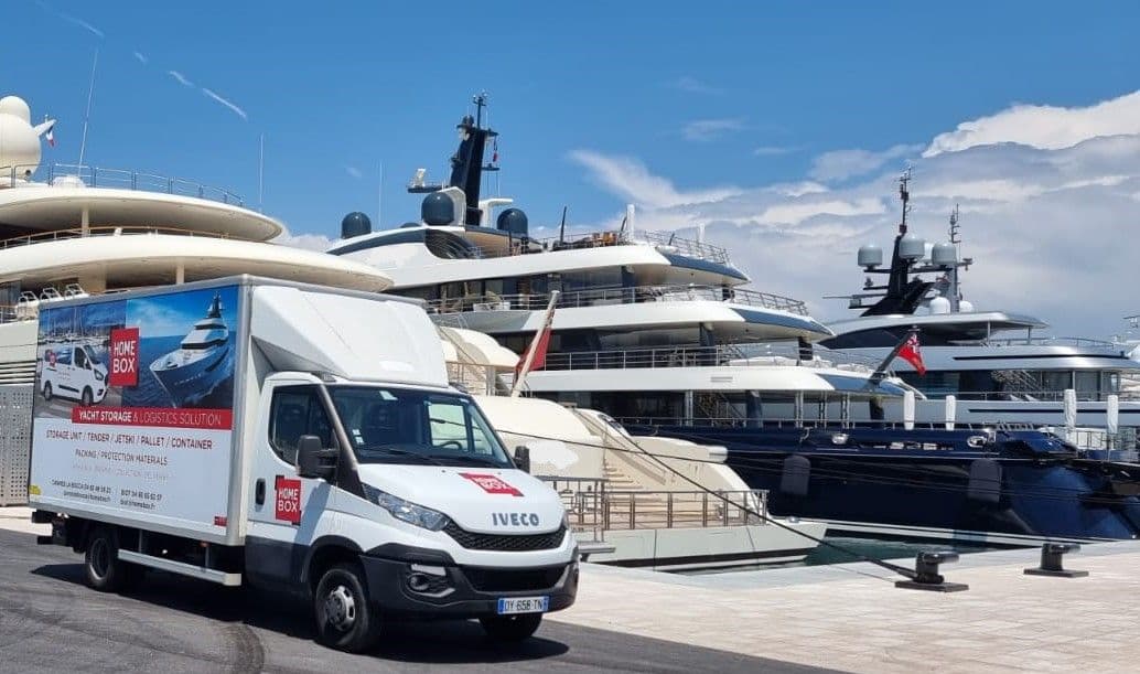 Camionnette HOMEBOX garée devant des yachts au port à proximité du centre HOMEBOX Biot.