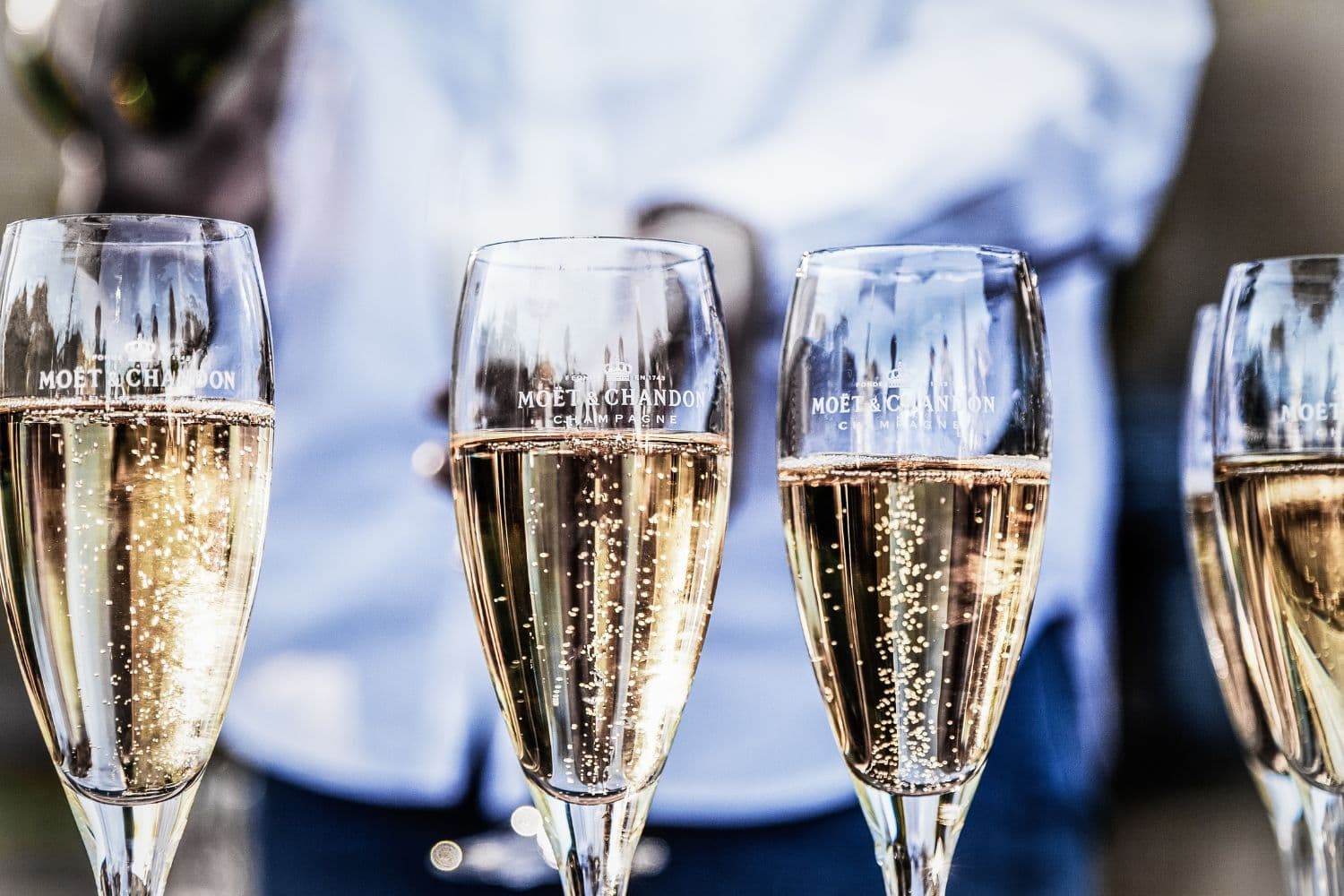 Quatre coupe de champagne remplies