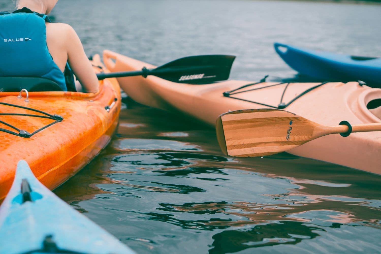 Personnes dans des kayaks oranges
