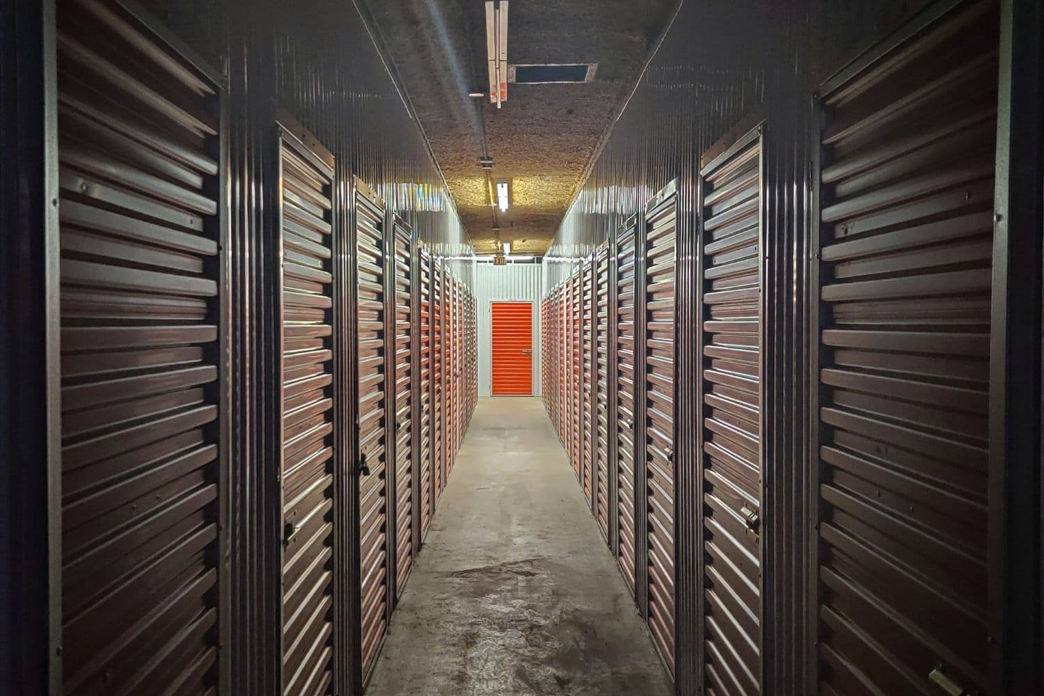 Couloir d’un centre de garde-meuble