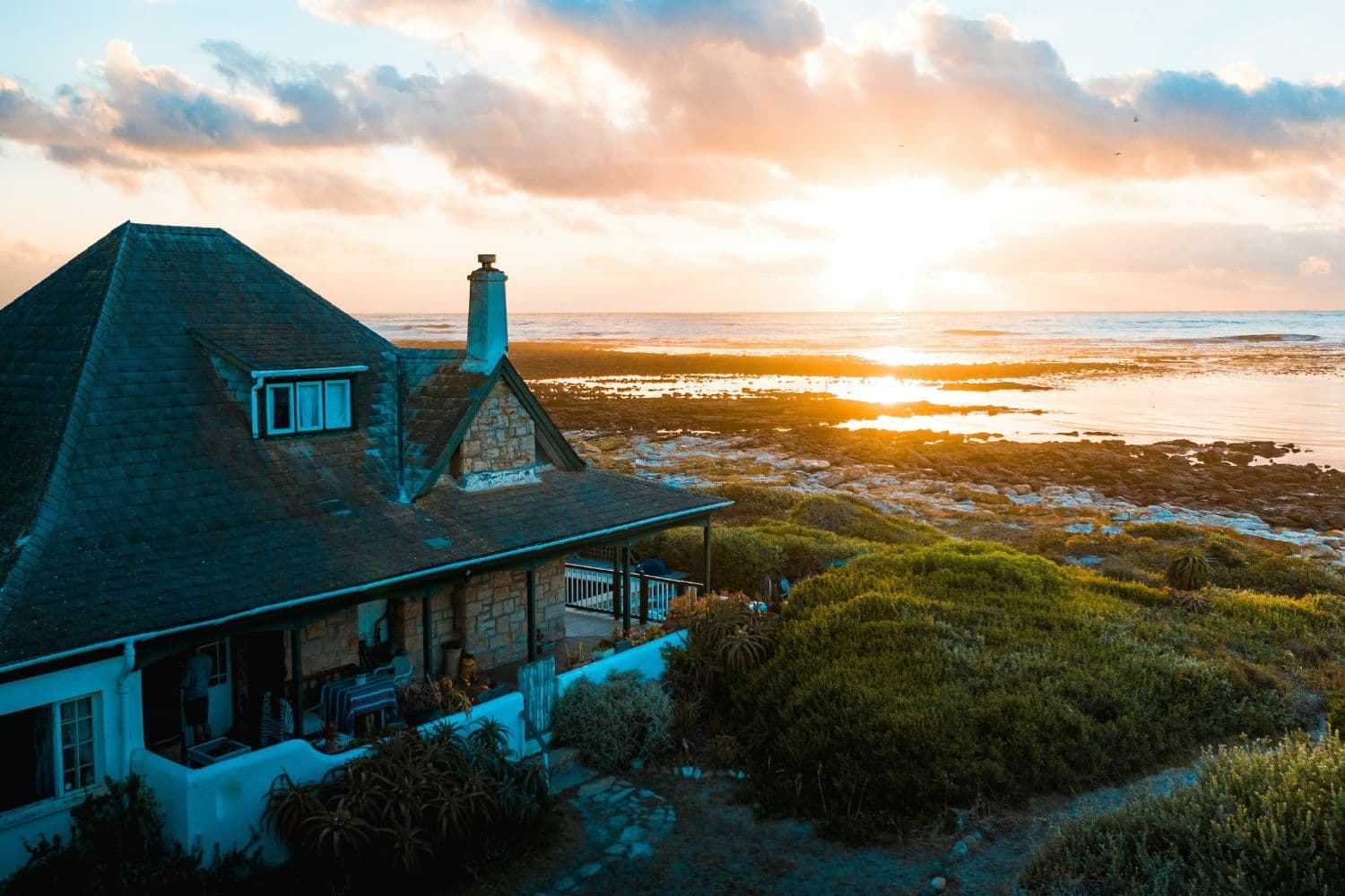 Maison sur le bord de mer au soleil couchant