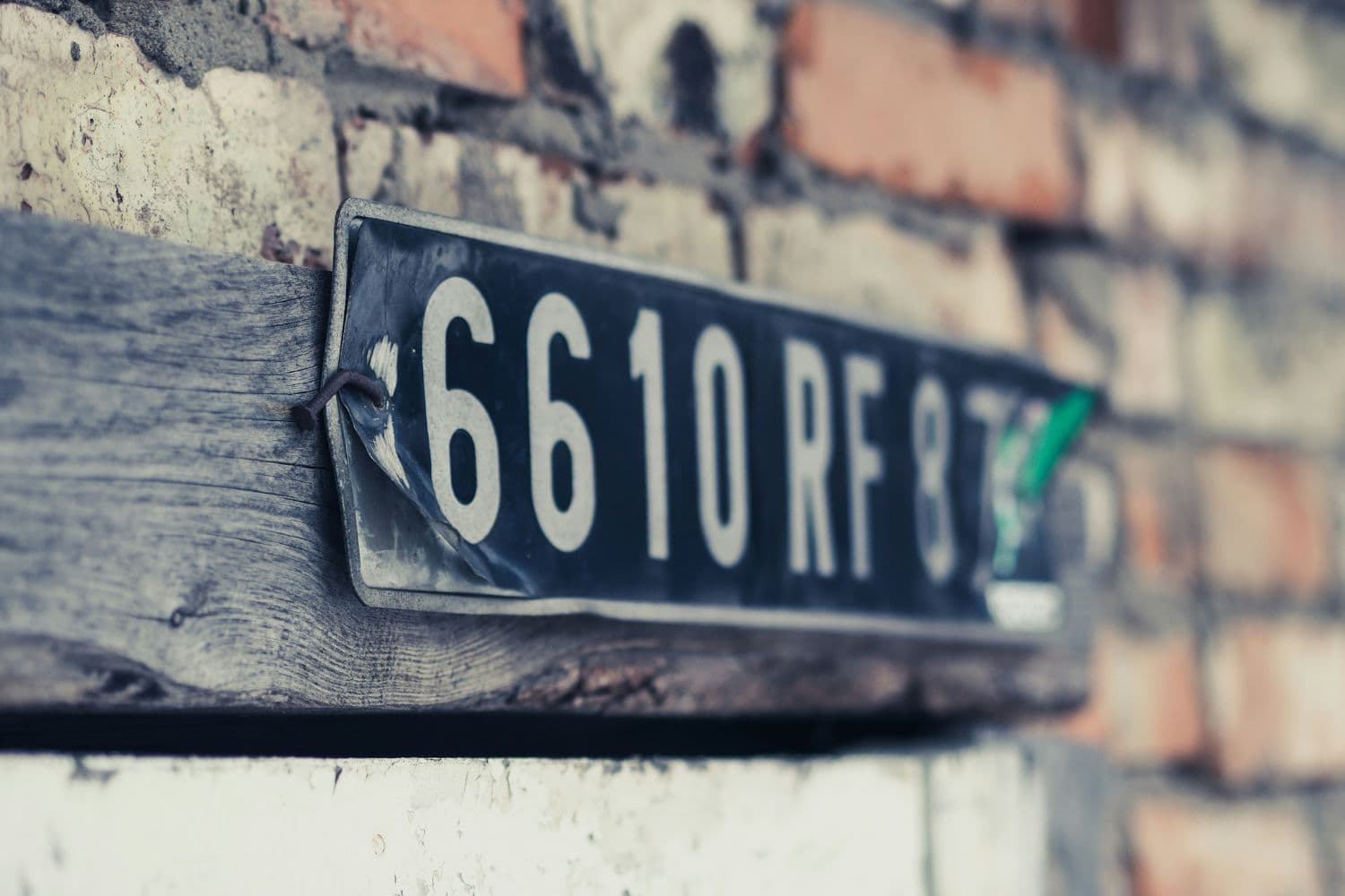 Plaque d’immatriculation déformée accrochée sur un mur