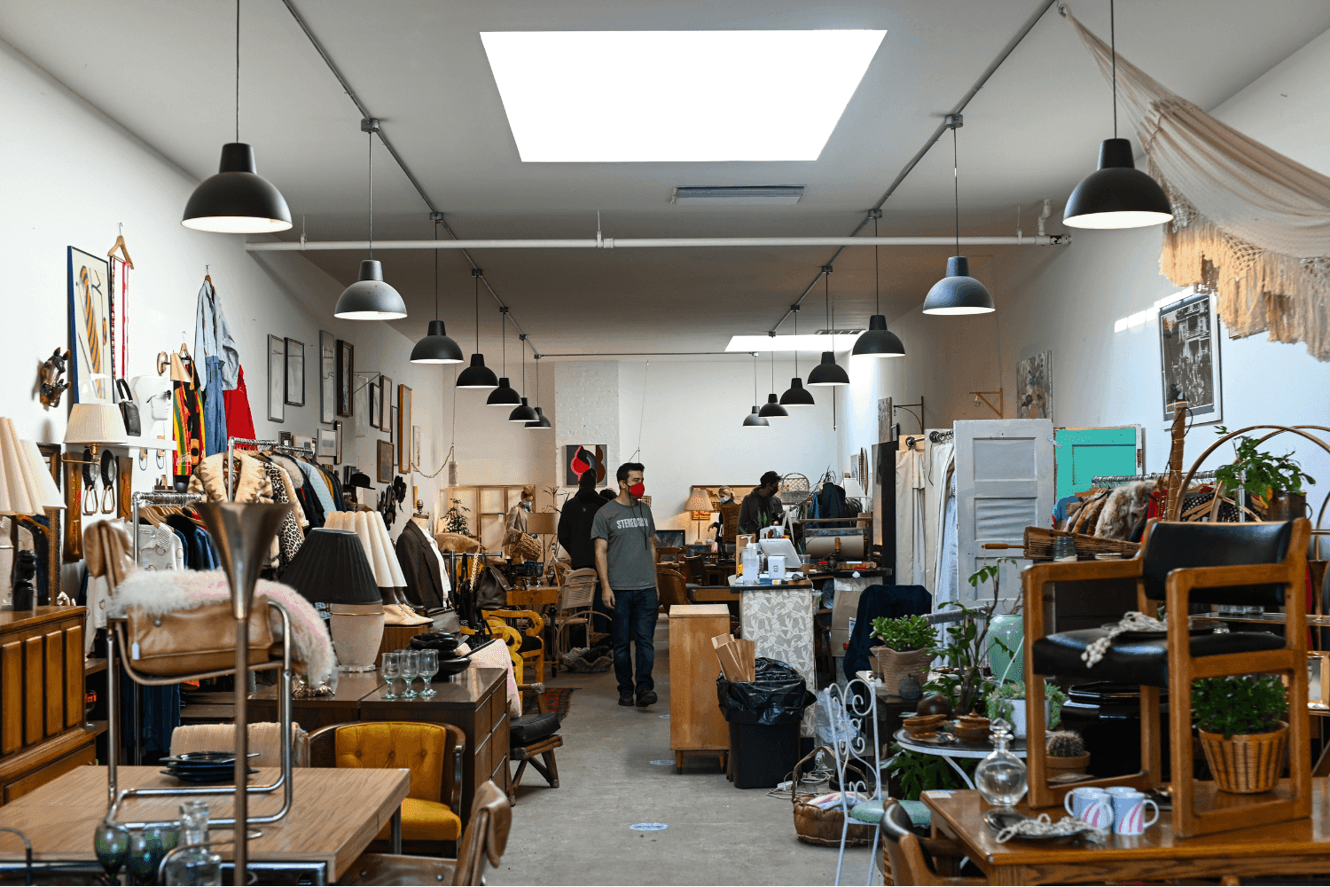 Personne dans un dépôt-vente de meubles variés