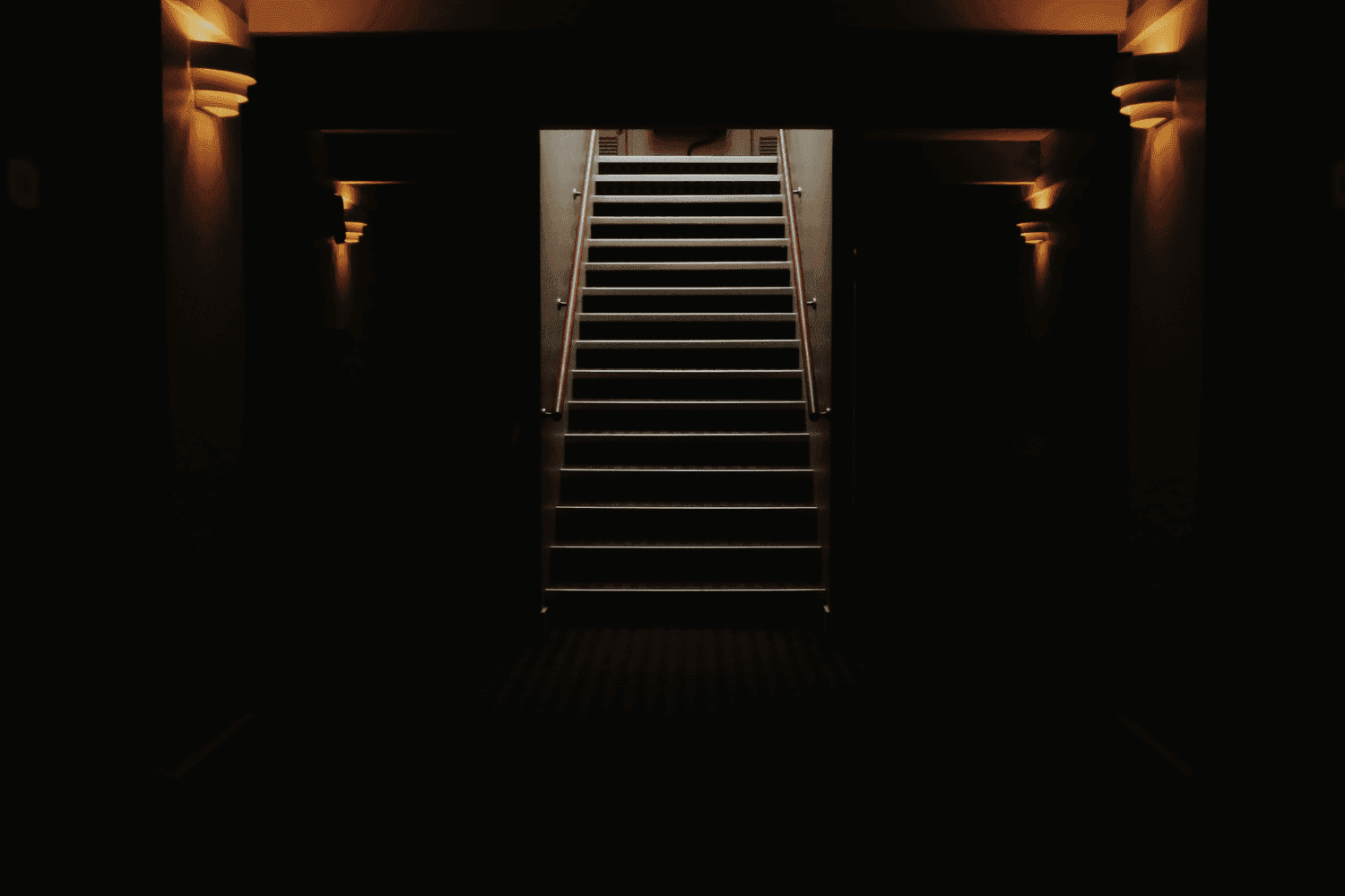 Escaliers menant vers une cave non éclairée