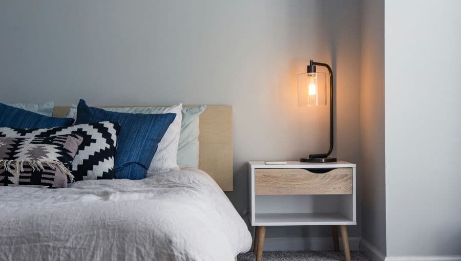 Lit deux places, table et lampe de chevet design
