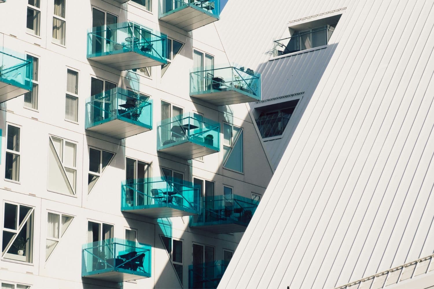 Balcons aux balustrades bleues sur un immeuble blanc moderne