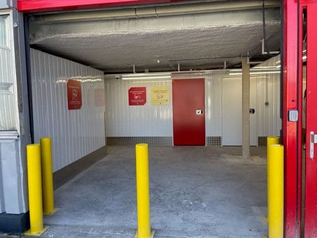 Zone de chargement du centre HOMEBOX Annecy Nord avec accès direct aux box et porte rouge.