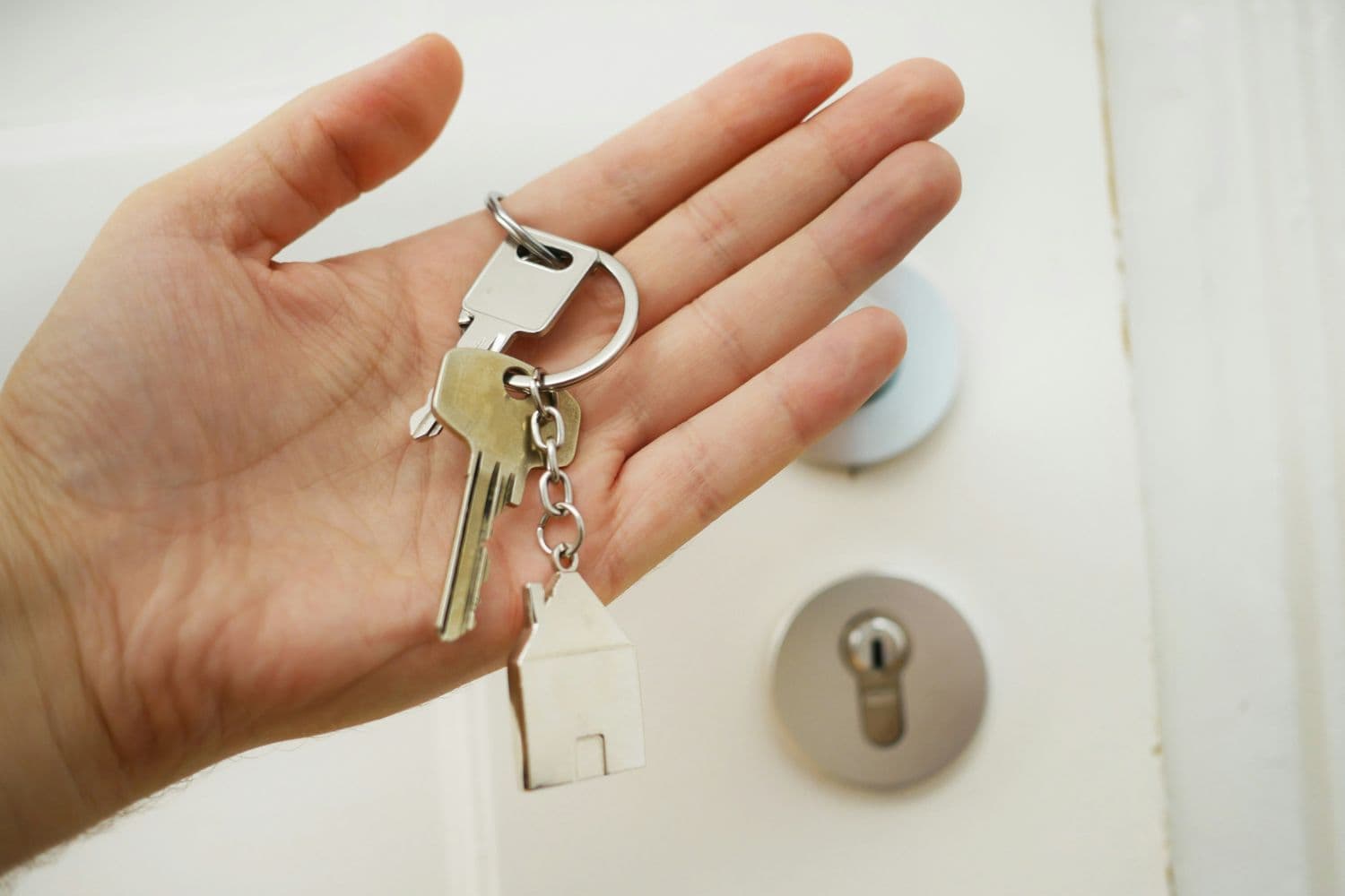 Personne tenant les clés de son domicile dans sa main