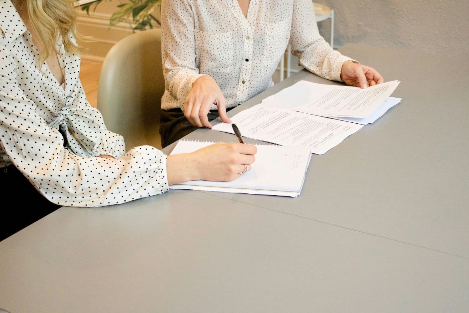 Deux personnes assises complétant des documents
