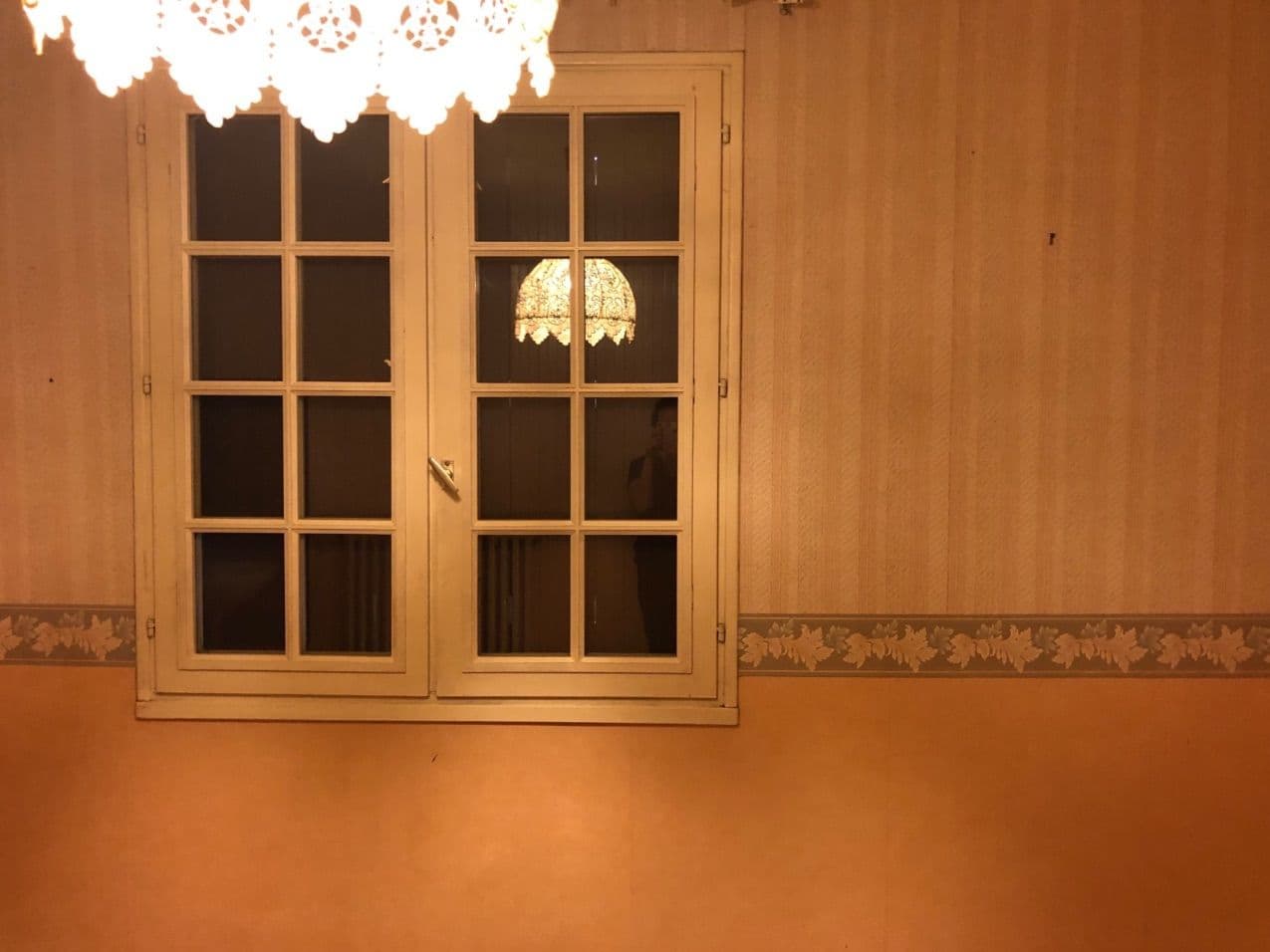 Pièce sécurisée à louer, sol dur