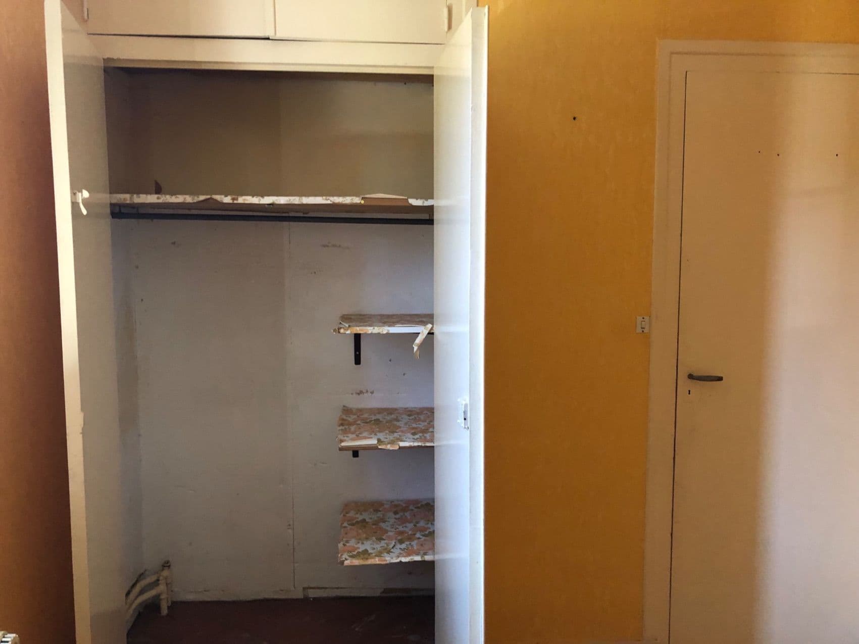 Pièce sécurisée à louer