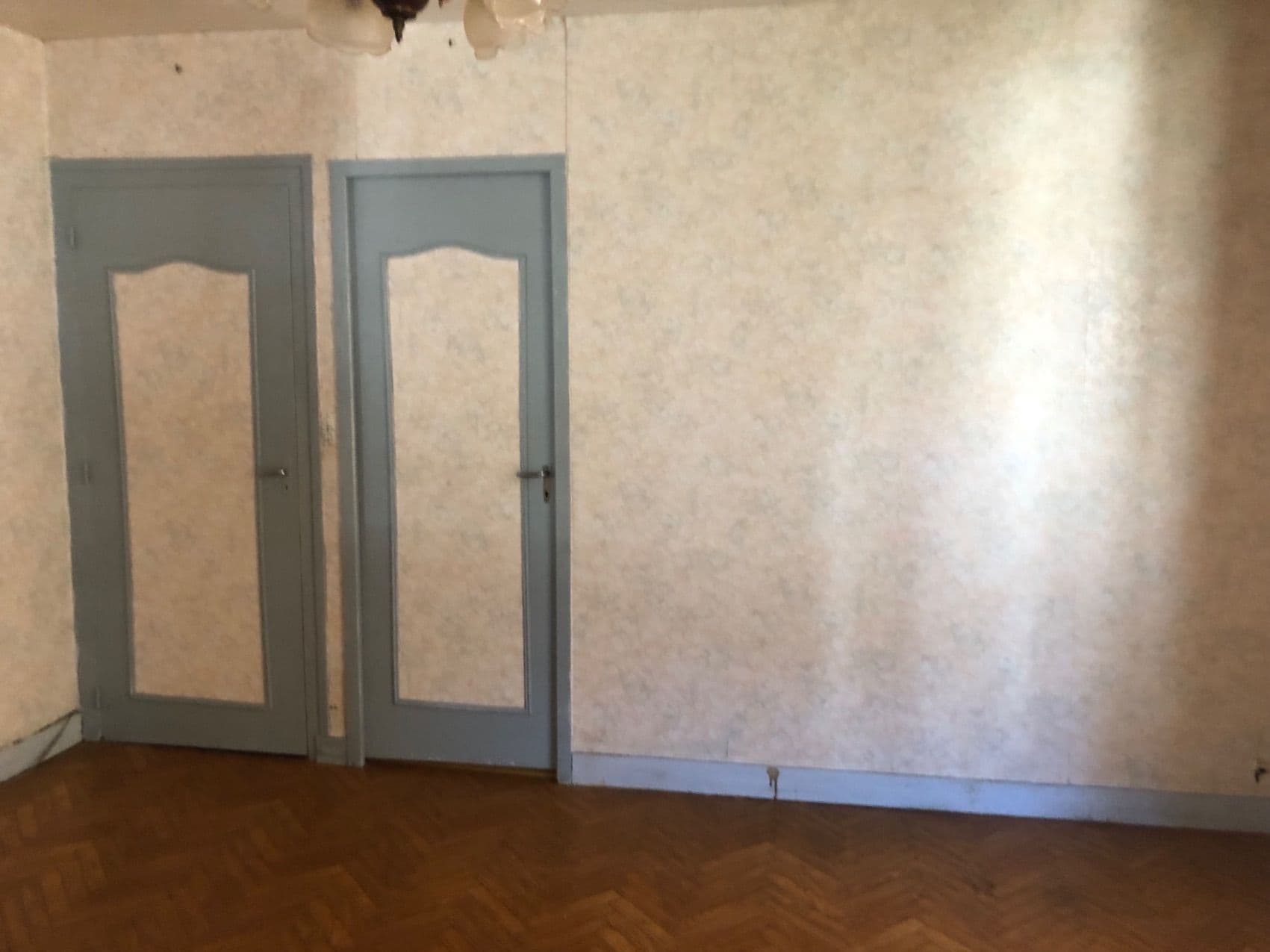 Grande pièce sécurisée à louer