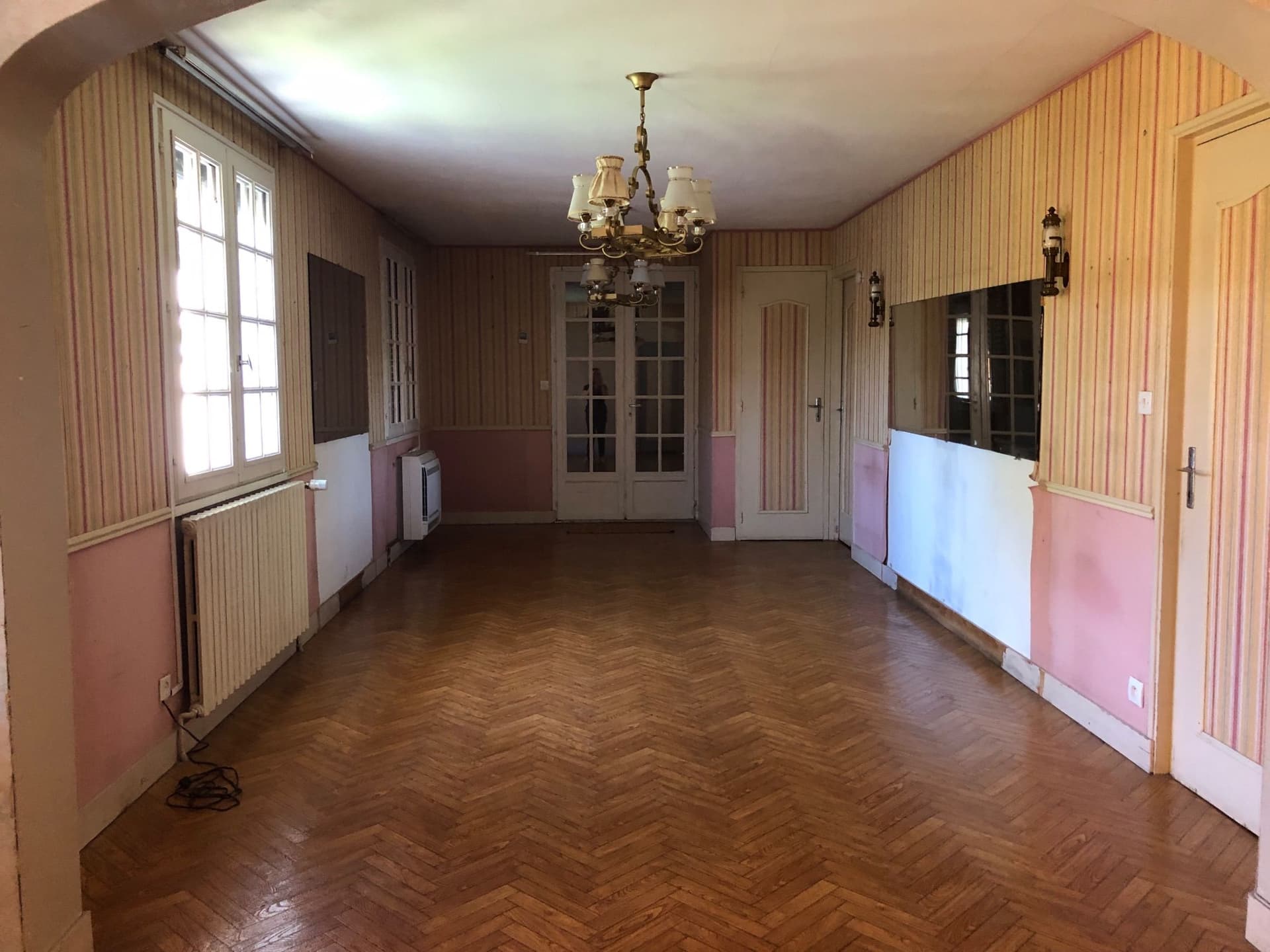 Grande pièce sécurisée à louer