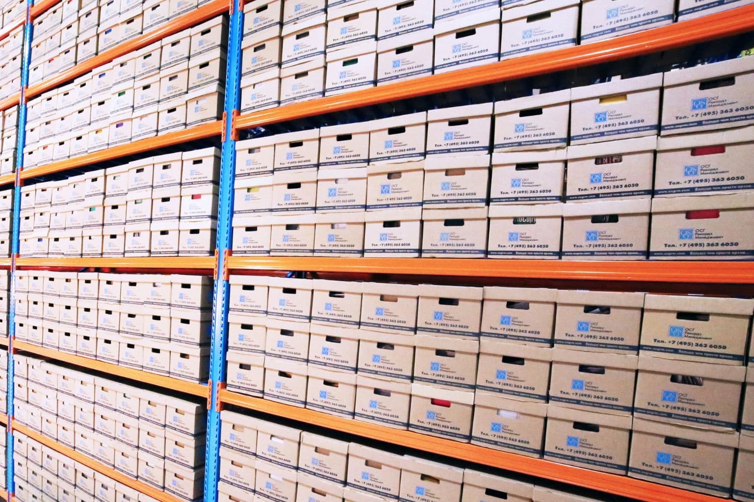 Boîtes d’archivage empilées dans un box