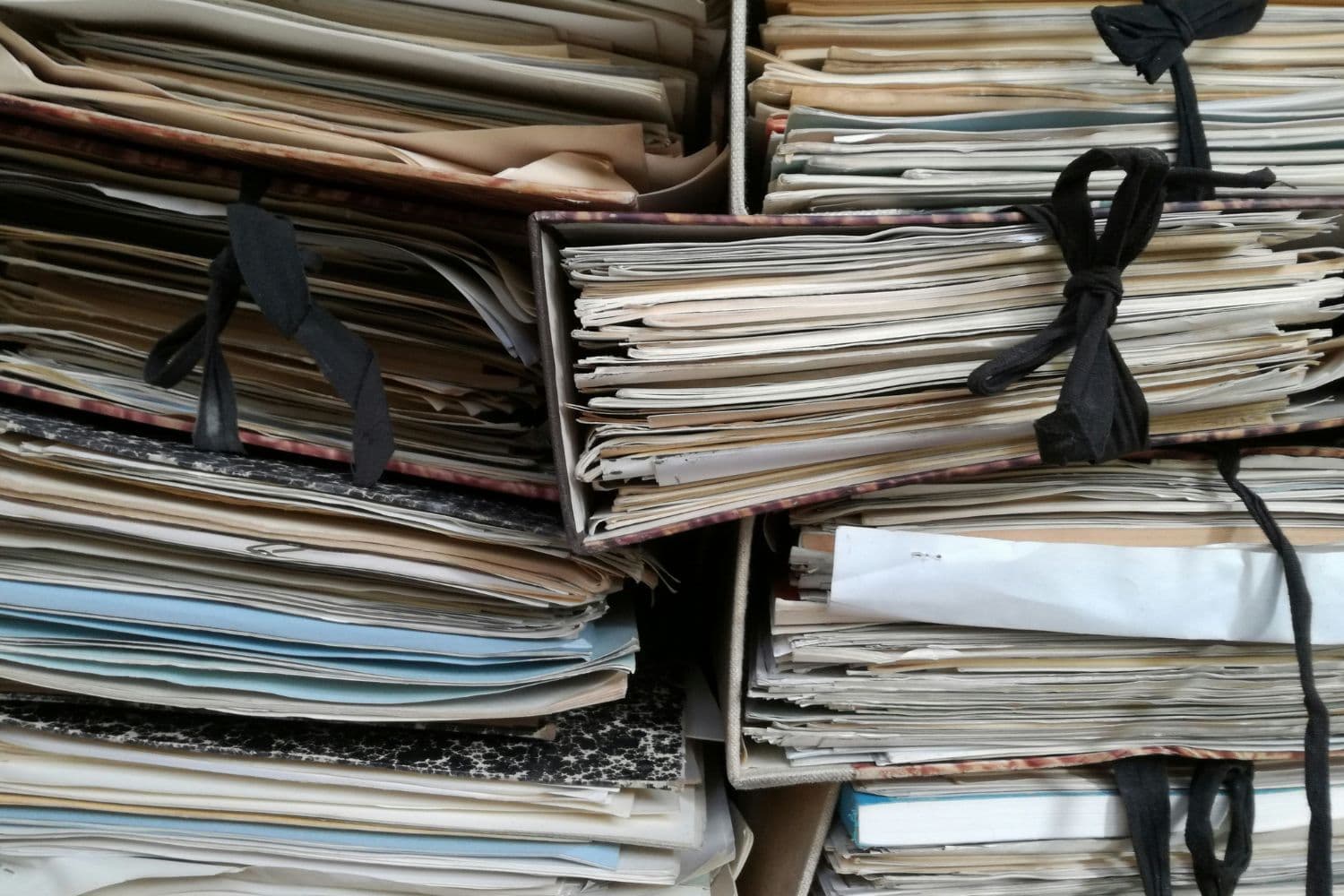 Piles de classeurs chargés de documents