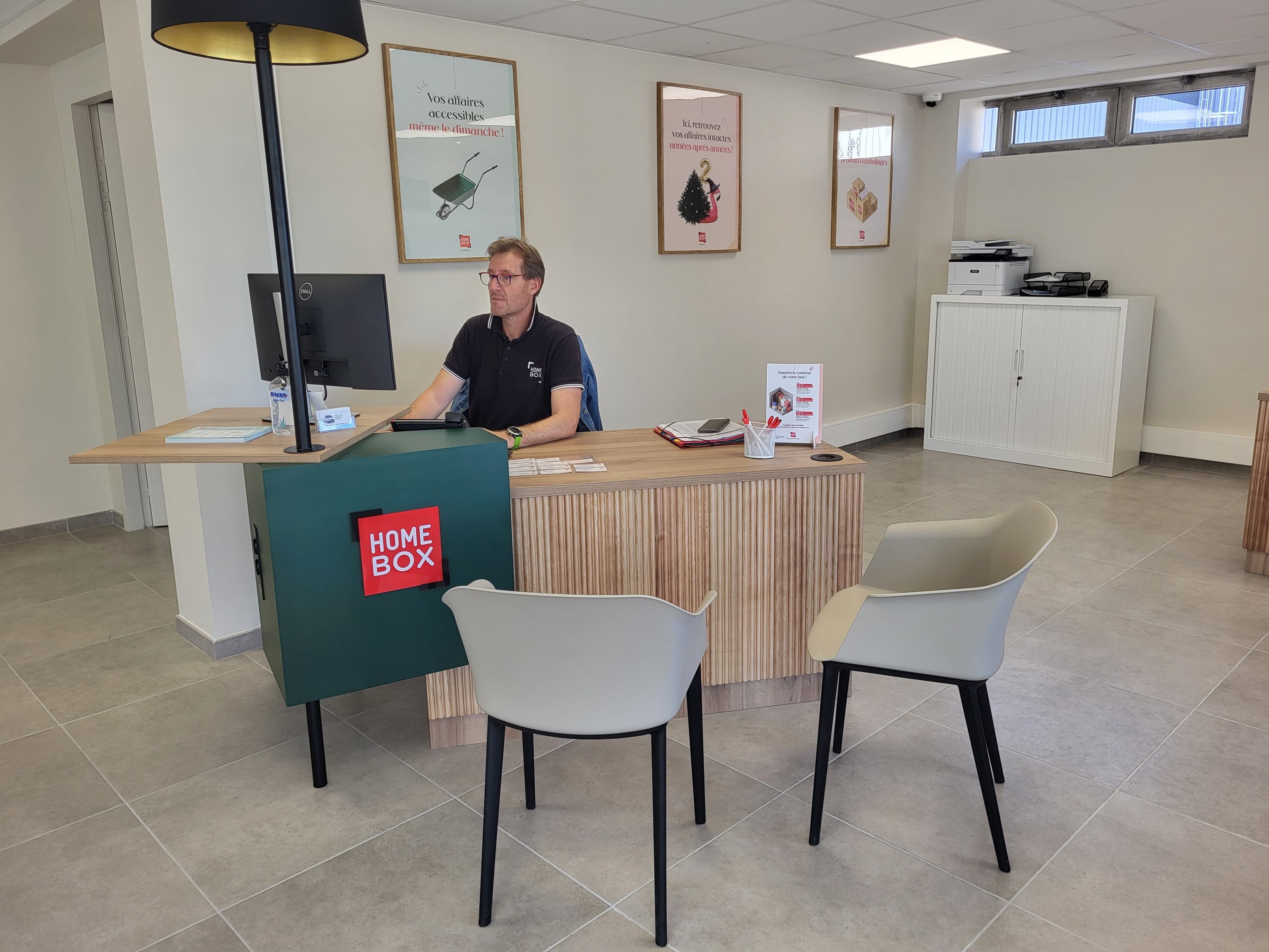 Bureau d’accueil du centre HOMEBOX Annecy Nord avec agent derrière le comptoir et espace client.