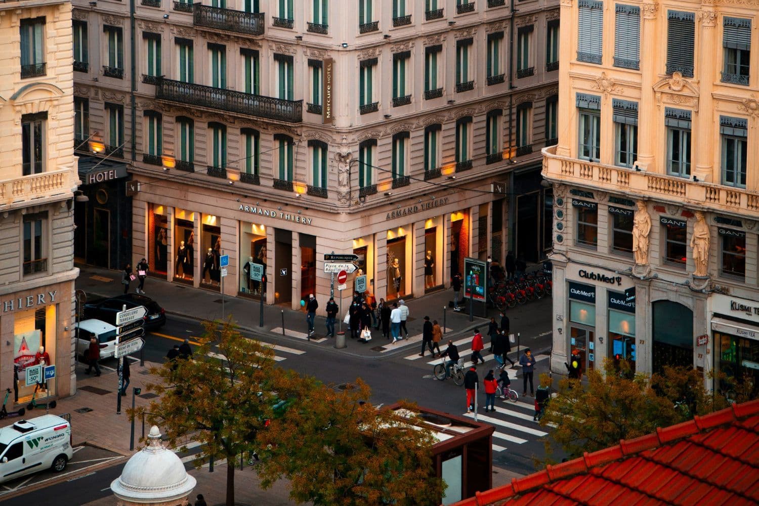 Vue surplombante d’un carrefour dans le centre-ville de Lyon en fin de journée