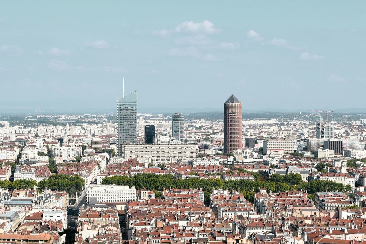 Plan large surplombant la ville de Lyon par beau temps