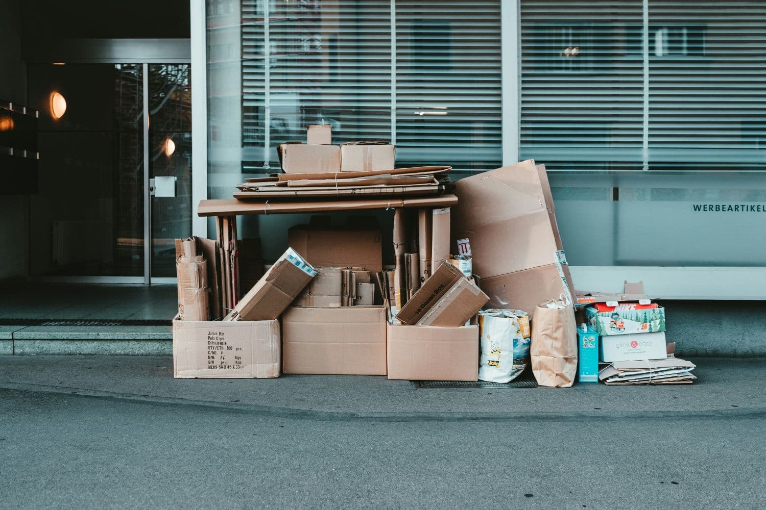 Cartons de déménagement dans la rue
