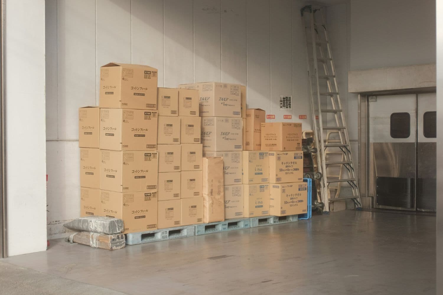 Cartons empilés contre un mur dans un entrepôt