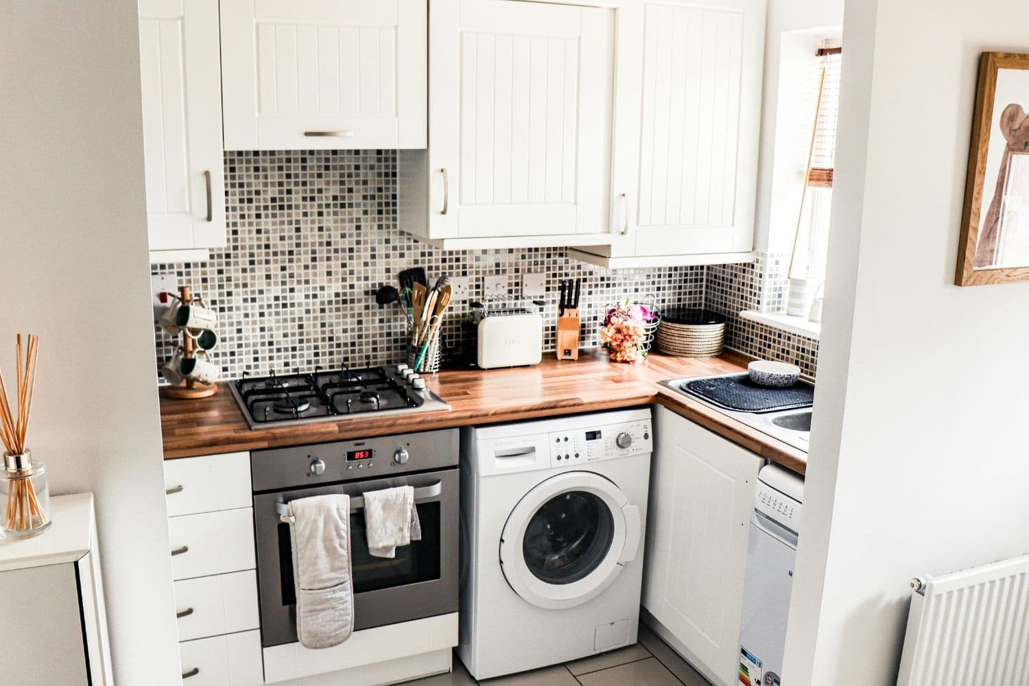 Lave-linge à ouverture frontale dans une cuisine aménagée