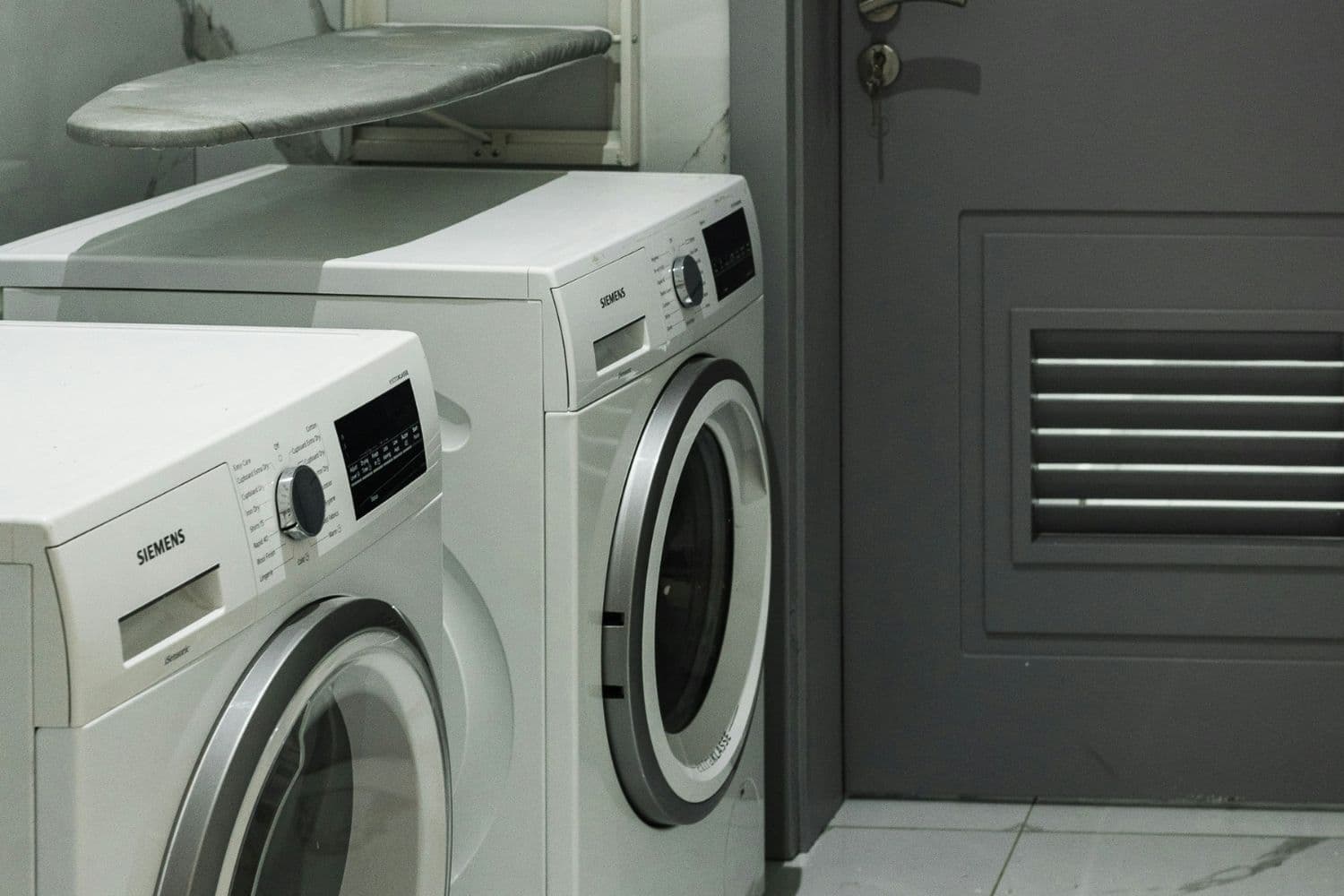 Lave-linge et sèche-linge dans une buanderie