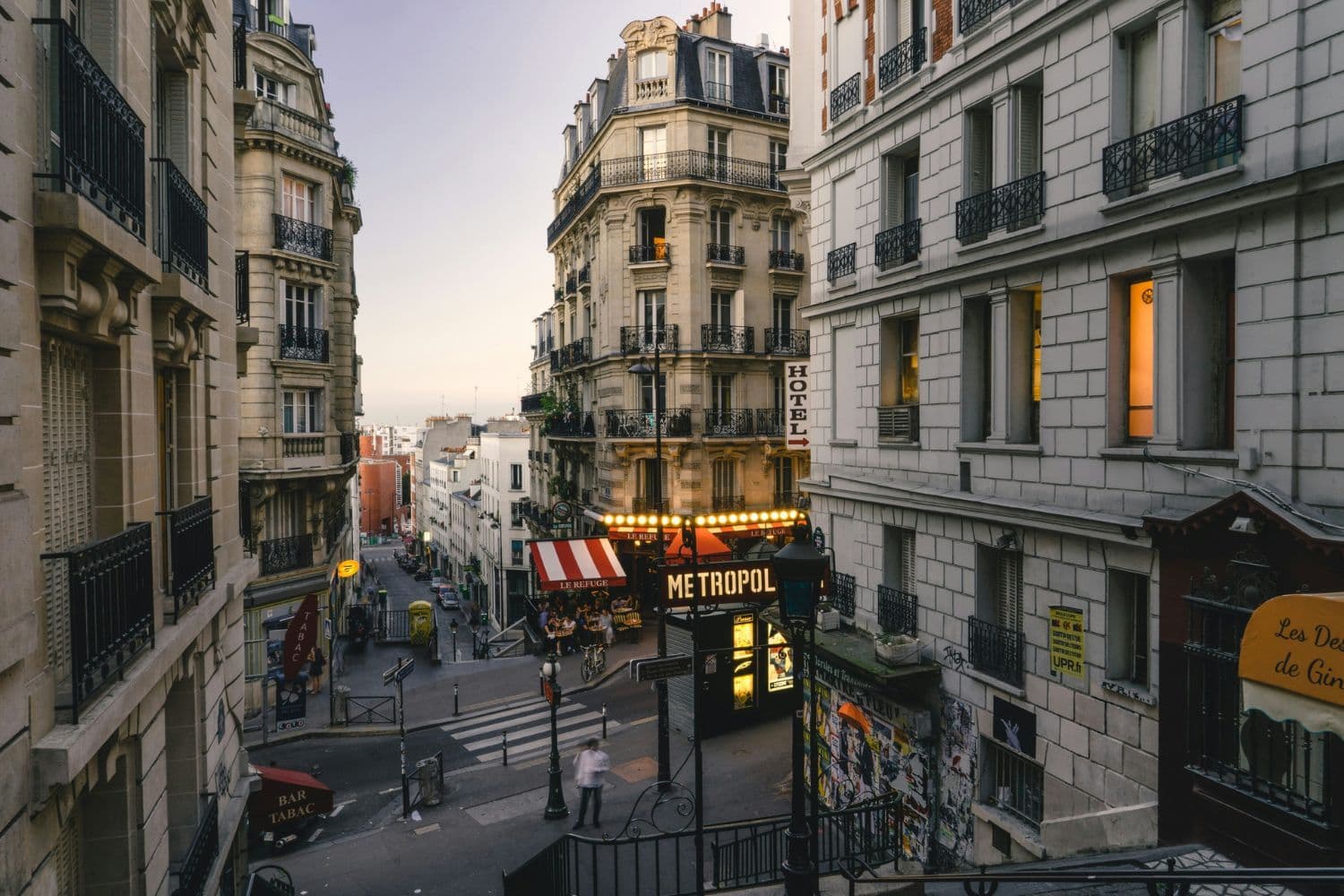 Rue de Paris en escaliers au coucher du soleil