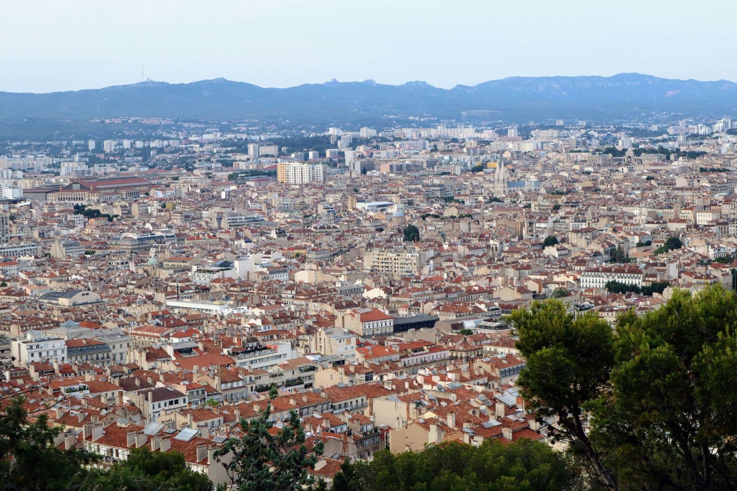 Vue surélevée sur toute la ville de Marseille par beau temps