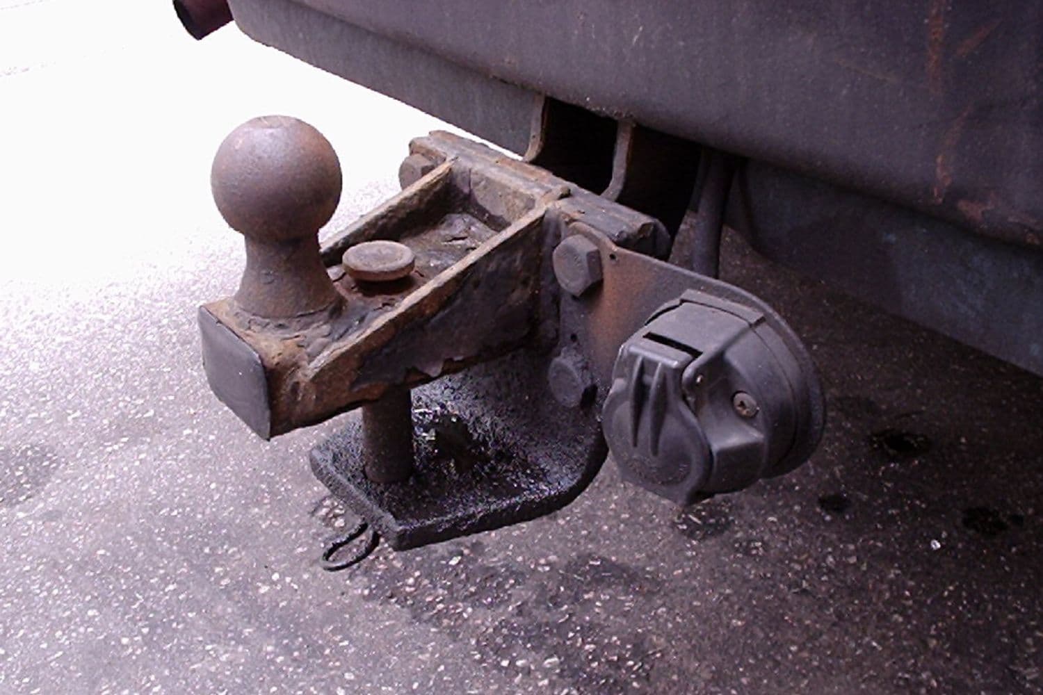 Vue sur une boule d’attelage de voiture rouillée