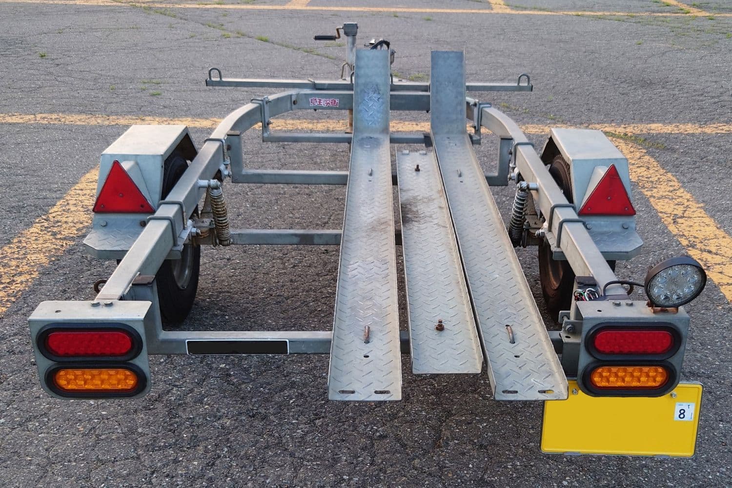 Vue sur une remorque non chargée, de dos