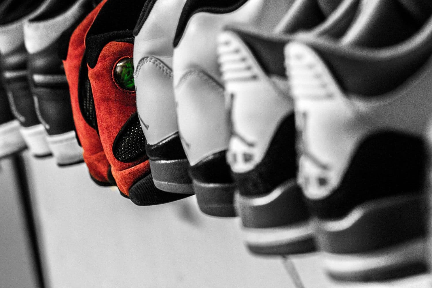 Sneakers alignées dans un dressing