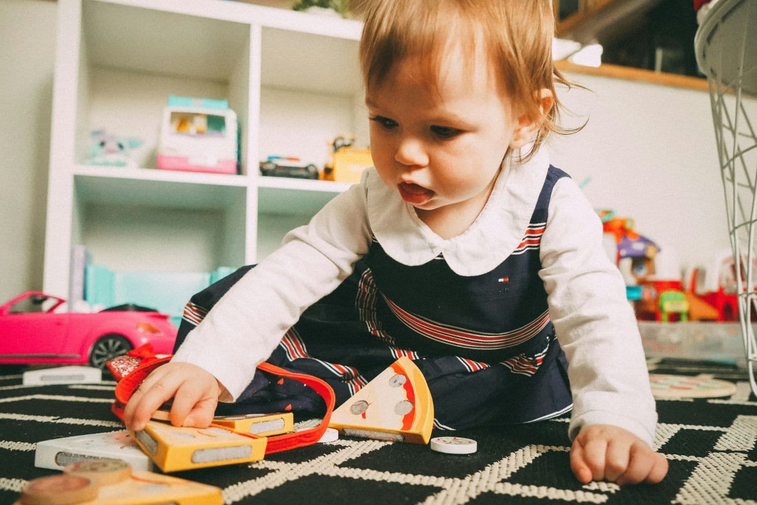 Bébé jouant dans un jardin d’enfants