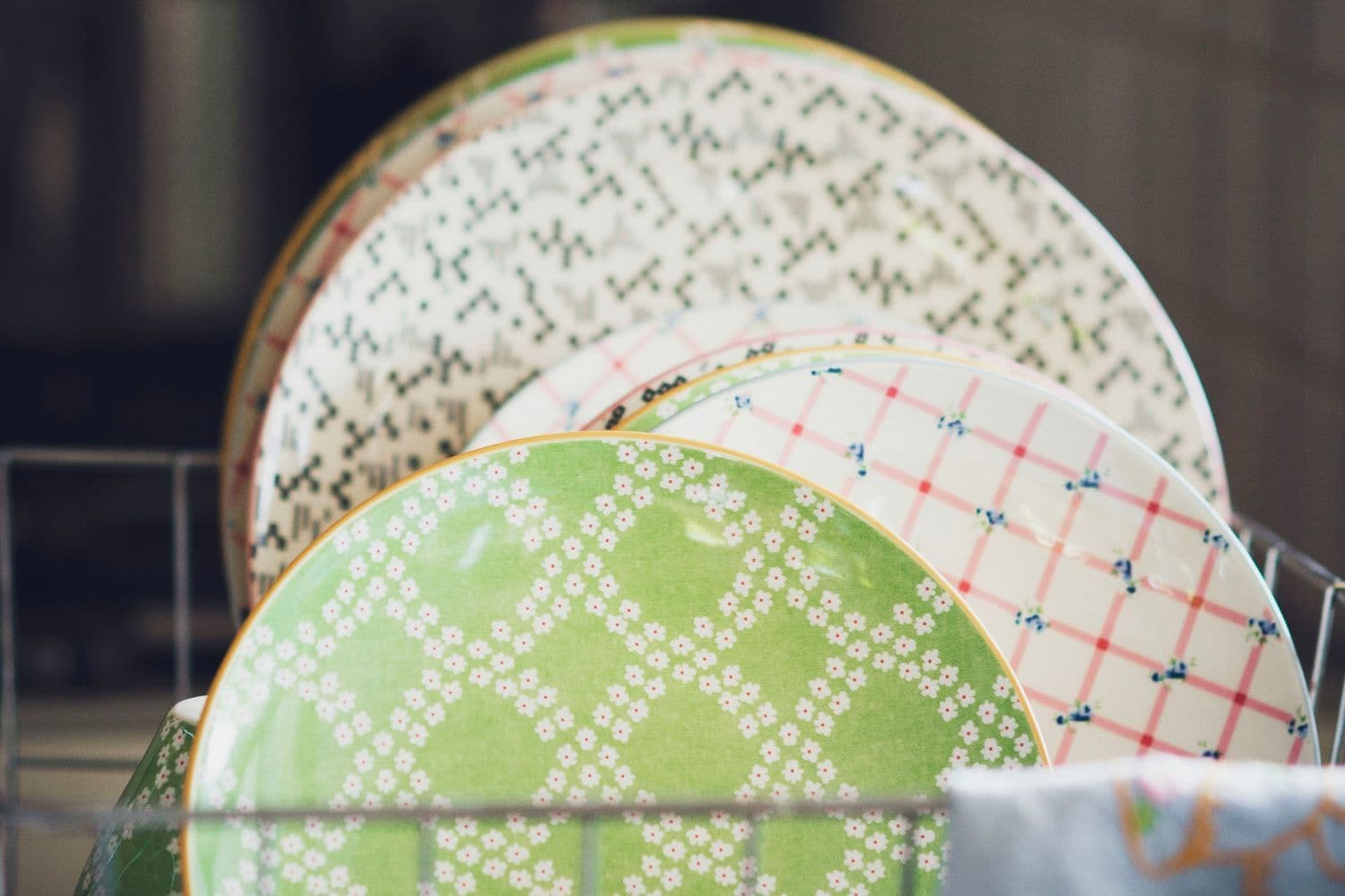 Assiettes multicolores en séchage