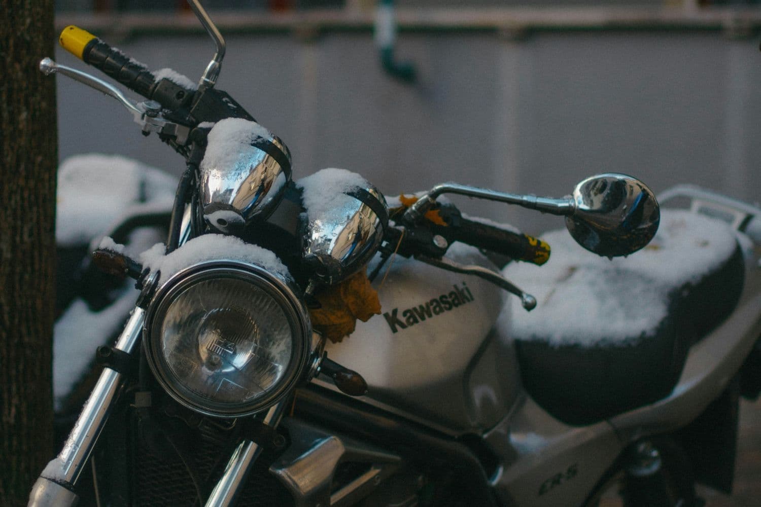 Moto Kawasaki sous la neige