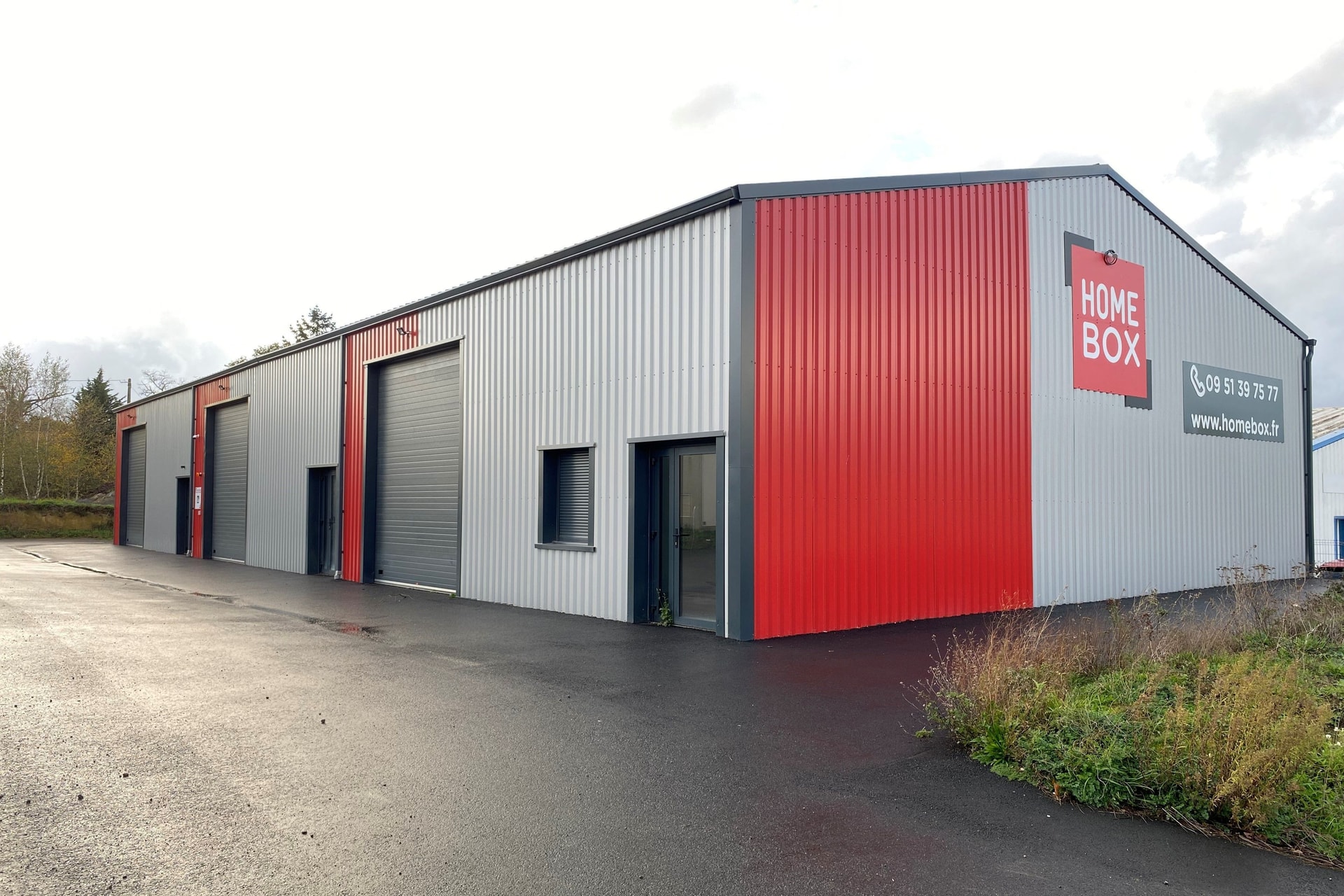Vue extérieure du centre HOMEBOX Bressuire, ZA La Thibaudière, Tervès, avec parking.