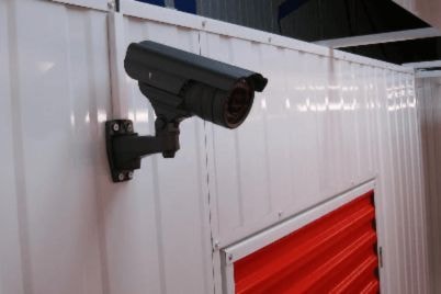 Caméra de vidéosurveillance fixée sur cloison blanche près d'un box rouge du centre HOMEBOX Niort