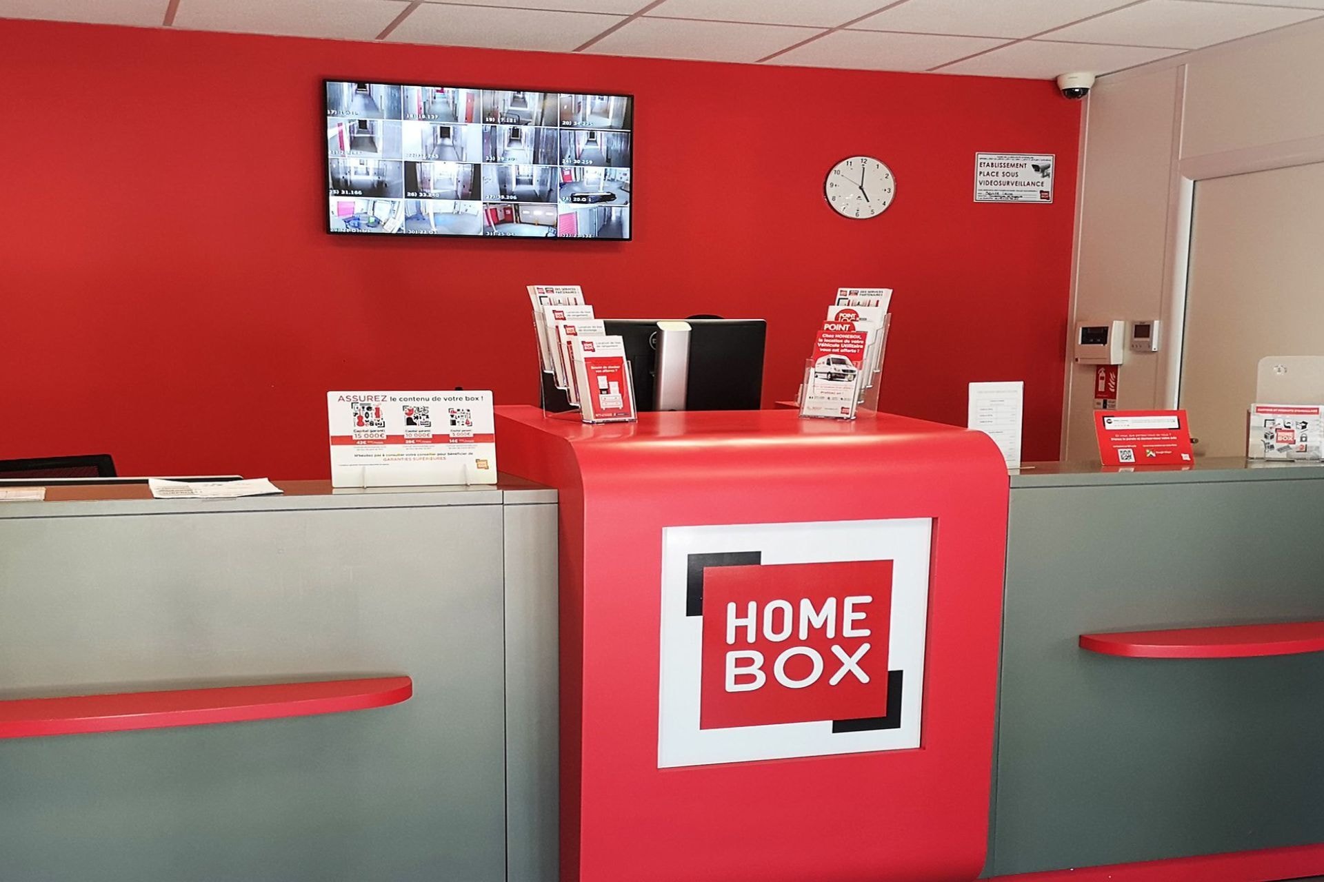 Pupitre d'accueil avec écran de vidéosurveillance du centre HOMEBOX Saint-Brieuc
