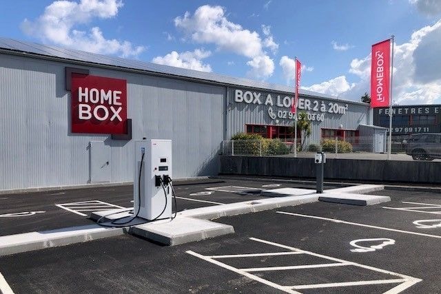 Parking avec borne de recharge électrique et enseignes HOMEBOX Box à louer, HOMEBOX Vannes Ouest, 9 rue des Glénans à Ploeren