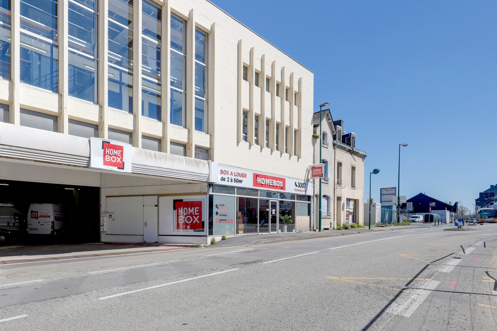 Vue de rue du bâtiment moderne du centre HOMEBOX Quimper Gare, 13 avenue de la Libération à Quimper