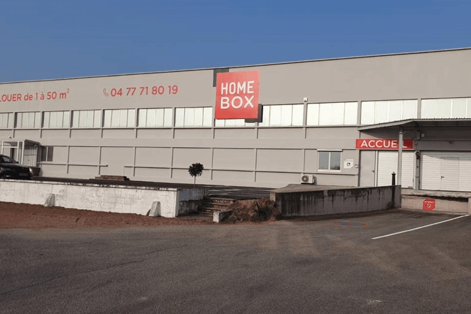 Façade industrielle grise avec enseigne HOMEBOX du centre HOMEBOX Roanne, 213 Rue de Charlieu à Roanne