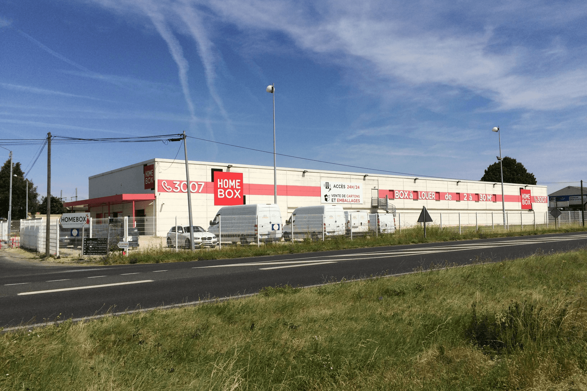 Façade du centre HOMEBOX Blois, Rue des Sarrazinières, vue depuis la route avec logo et enseigne.