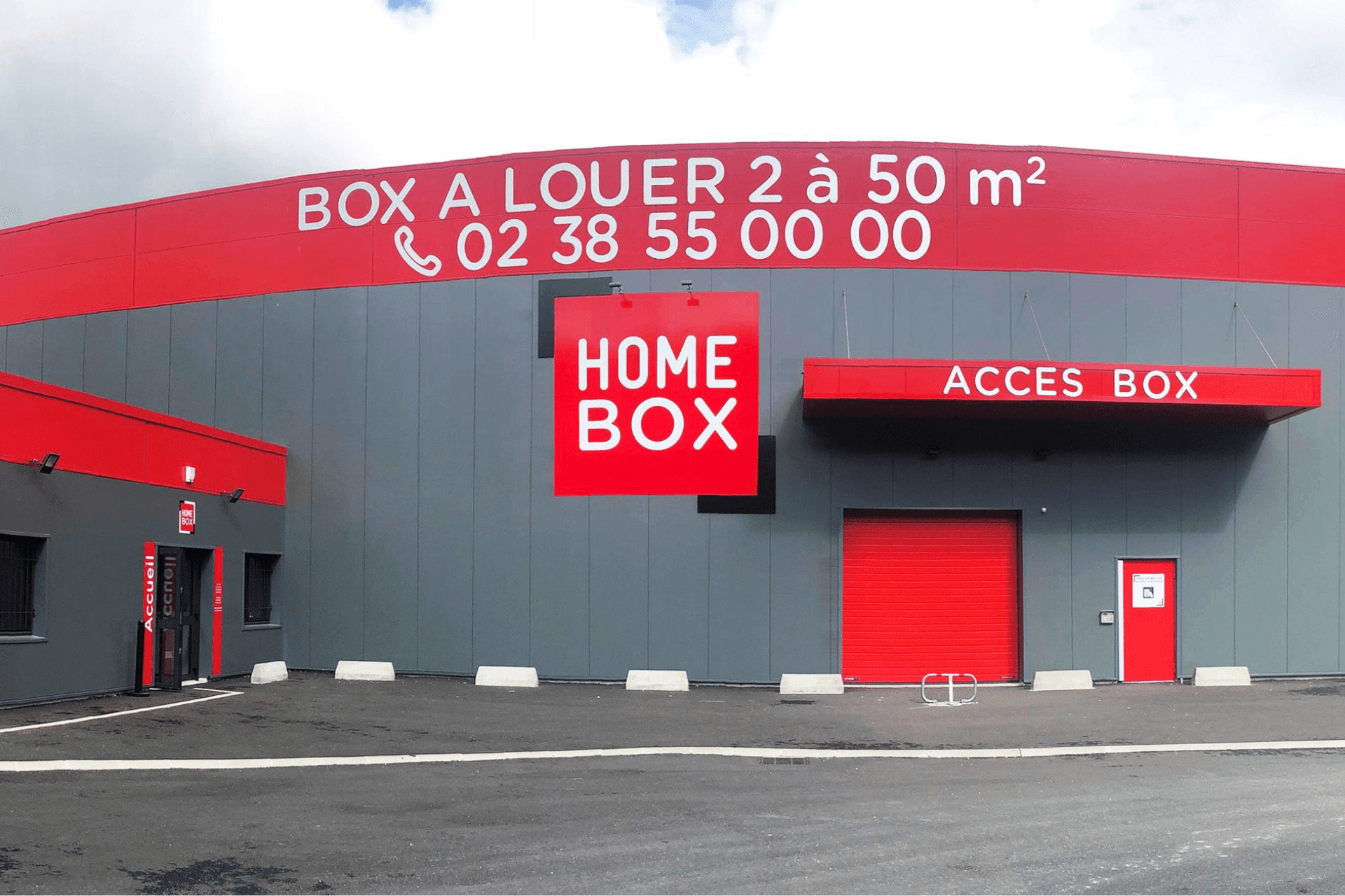 Façade grise avec enseigne rouge accès box, HOMEBOX Orléans Sud, 6 Route de Concyr à Orléans