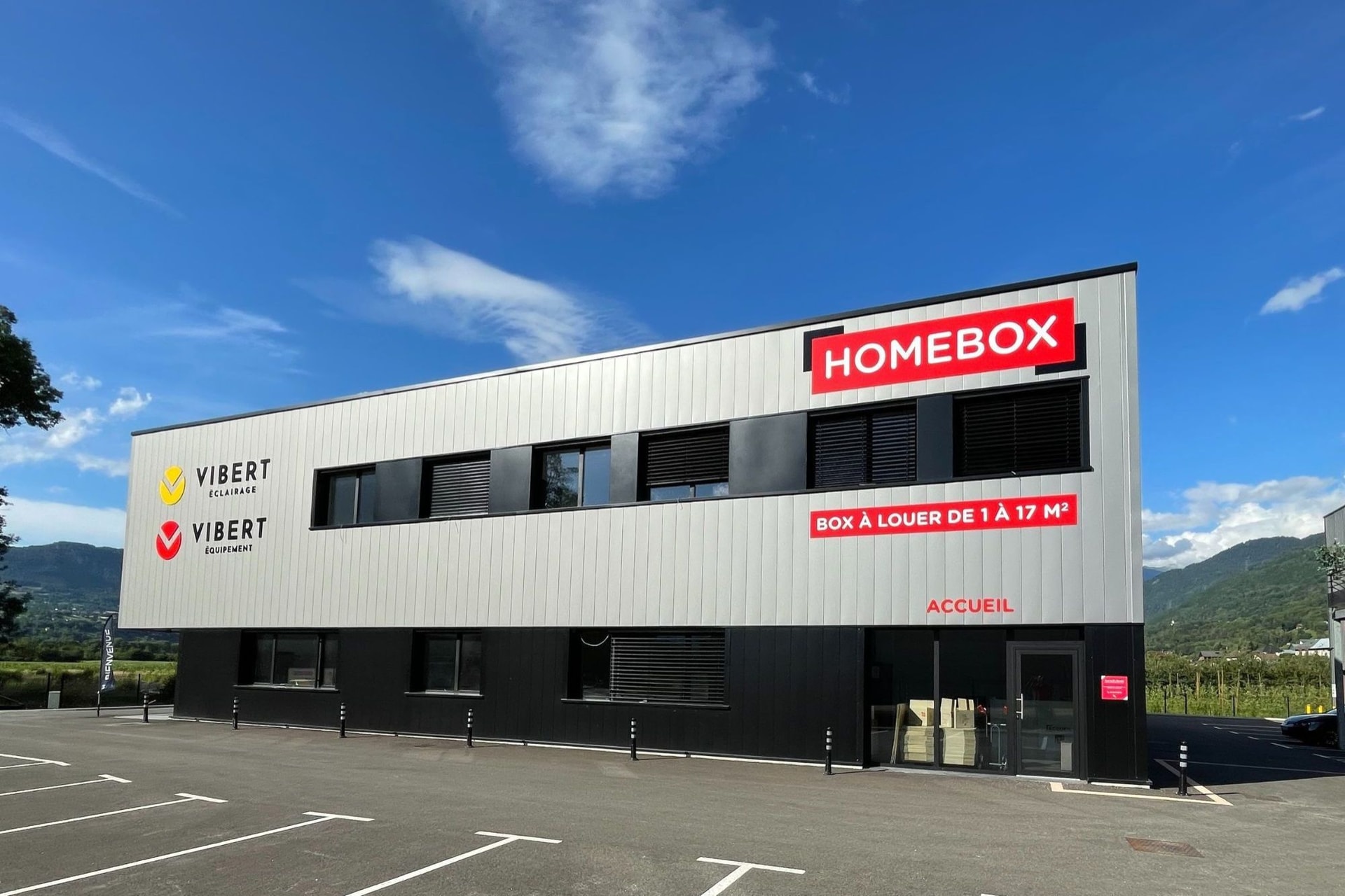 Façade du centre HOMEBOX Albertville, à Notre-Dame-des-Millières, 67 route du Rotey, avec parking attenant.