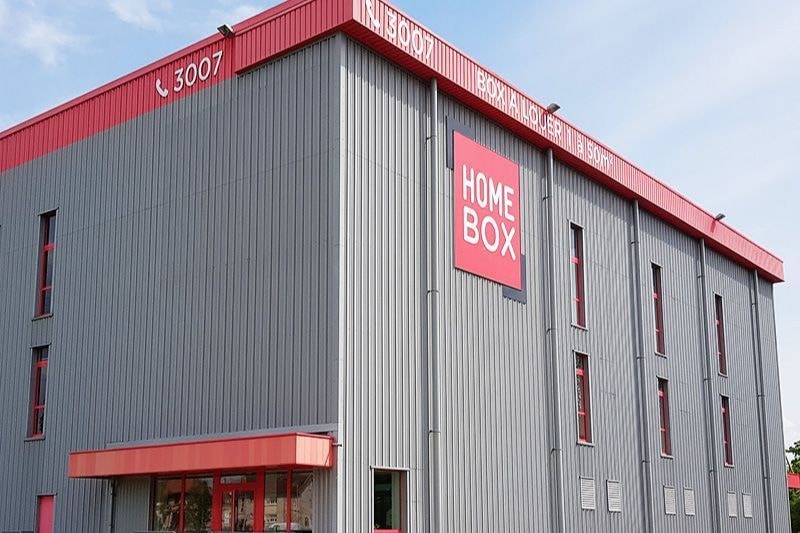 Façade moderne à plusieurs étages avec enseigne HOMEBOX du centre HOMEBOX Metz, 37 avenue des Deux Fontaines à Metz