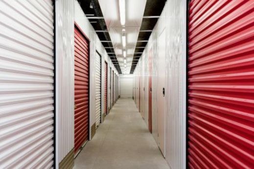 Couloir intérieur avec boxes de stockage du centre HOMEBOX Strasbourg-Schiltigheim